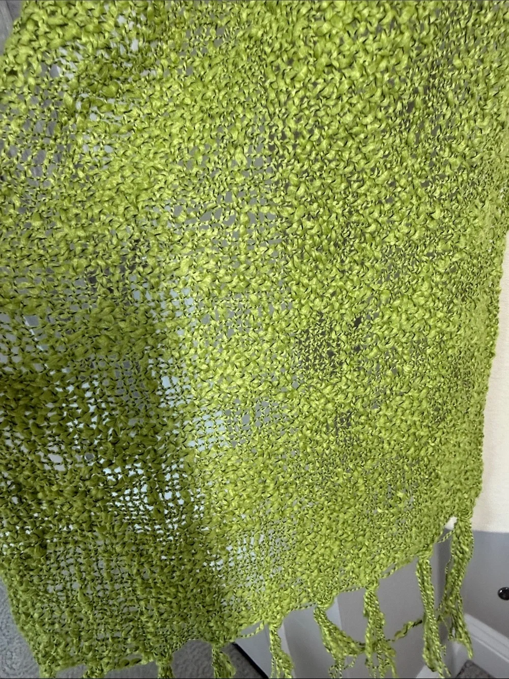 Green woven textured scarf with fringe